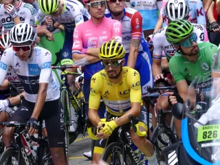 Tour_de_France_2019_-_Maillot_jaune_sur_la_ligne_de_départ_de_la_19ème_étape Tour_de_France_2019_-_Maillot_jaune_sur_la_ligne_de_départ_de_la_19ème_étape